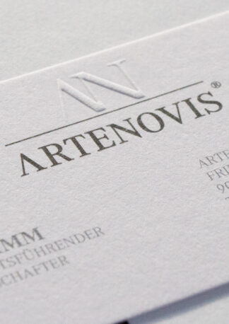 Signet Design geprägt mit Schriftzug Arte-Novis