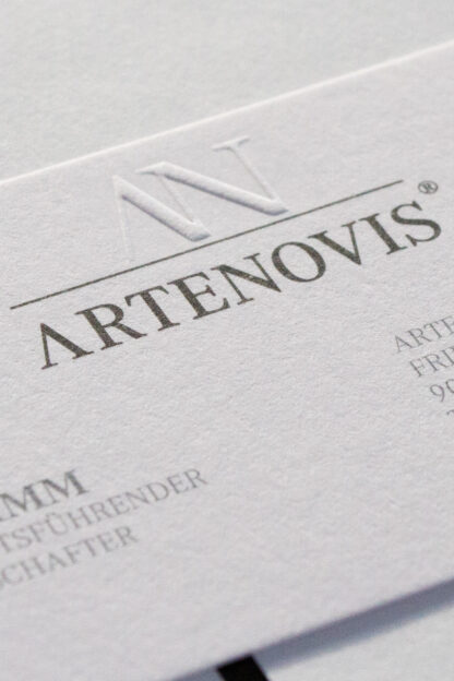 Signet Design geprägt mit Schriftzug Arte-Novis