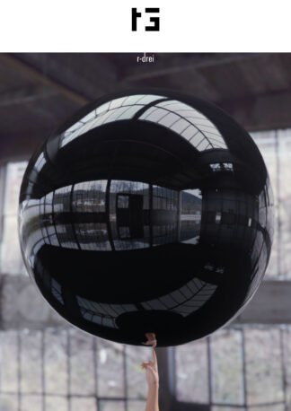 schwebender schwarzer Ballon über Fingerspitze als Beispiel für motion graphics